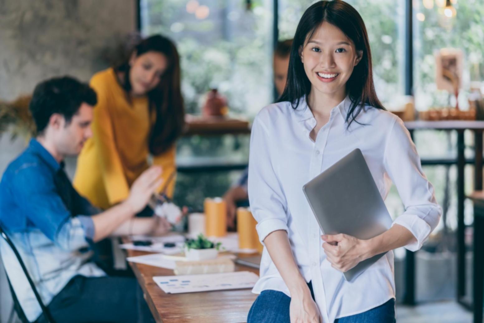 Professionelle Finanzberatung im modernen Büroumfeld