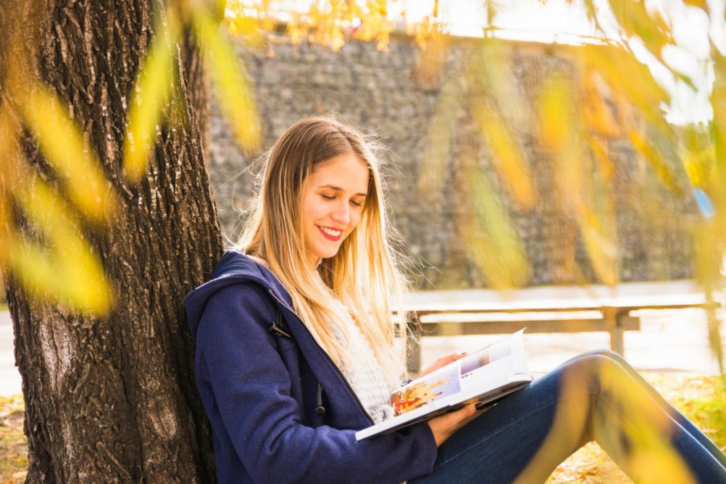 Finanzdokumente und Analysewerkzeuge auf einem Schreibtisch