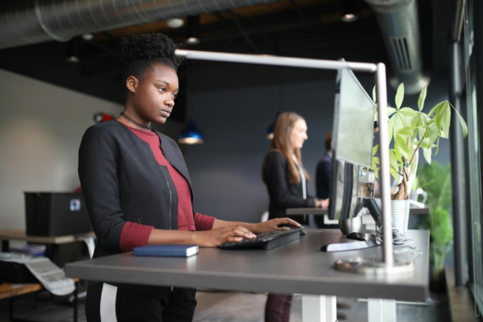 Finanzanalyst arbeitet mit Bilanzberichten und Taschenrechner